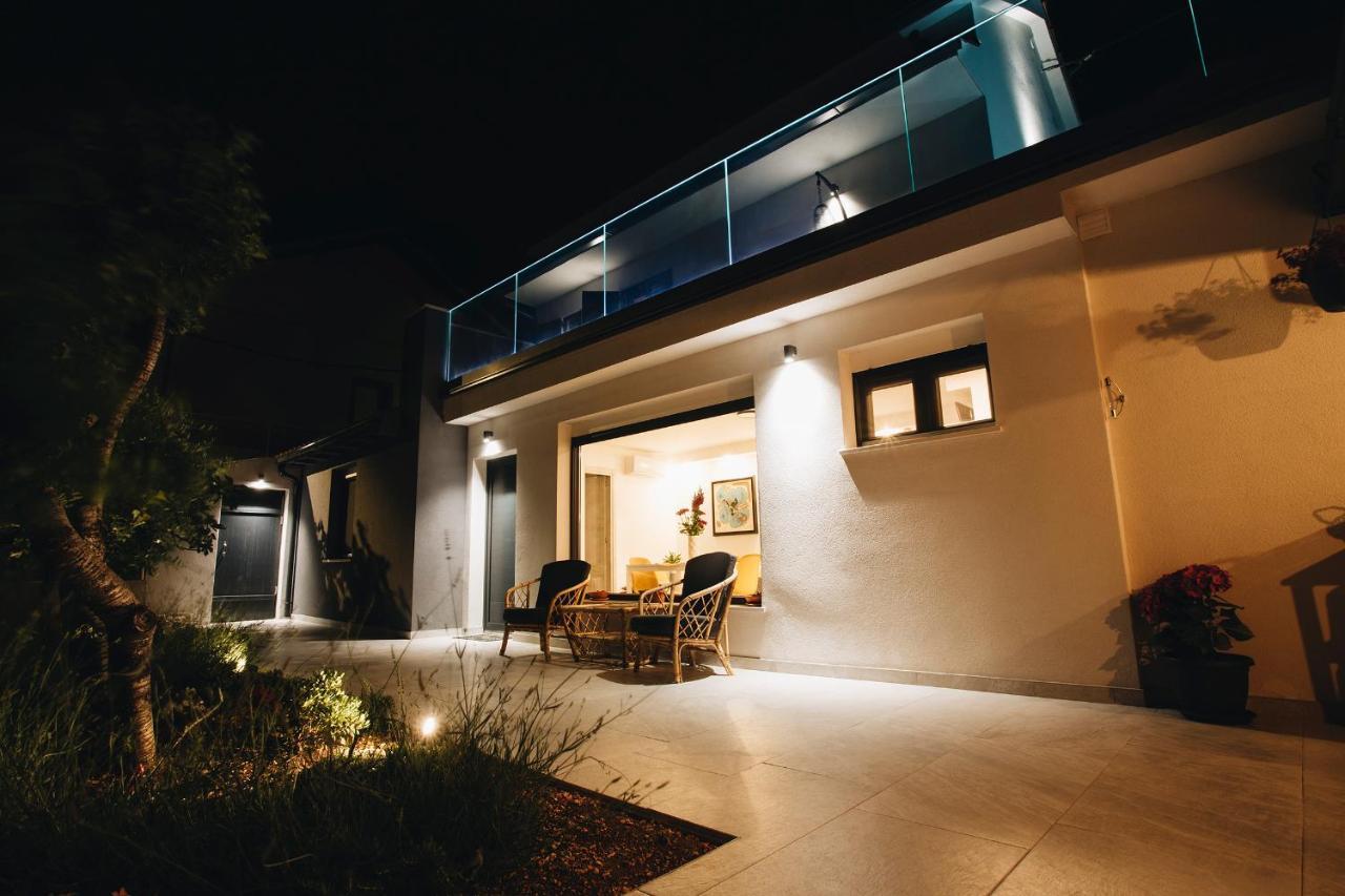 Villa Magna - Seaside Villa With Pool And Sauna Trogir Buitenkant foto